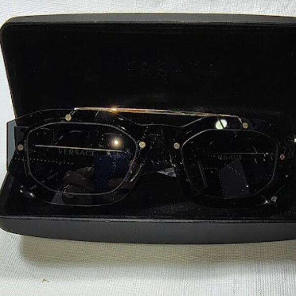 VERSACE UNISEX SUNGLASSES - NEW WITH NO DEFECTS OR BLEMISHES- MADE IN ITALY - Picture 3 of 6
